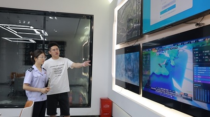 罗甸税务 高效服务见实效 纳税人点赞送锦旗助力云计算装备技术服务